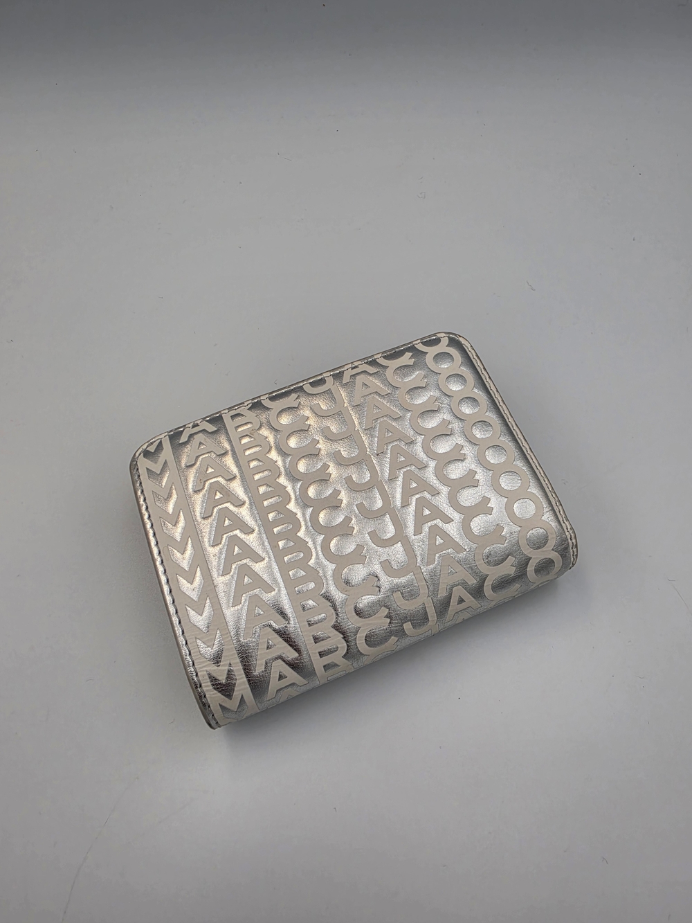Metallic Logo-Print Compact Wallet - Marc Jacobs - Silver (NWOT)🤍🩶🤍